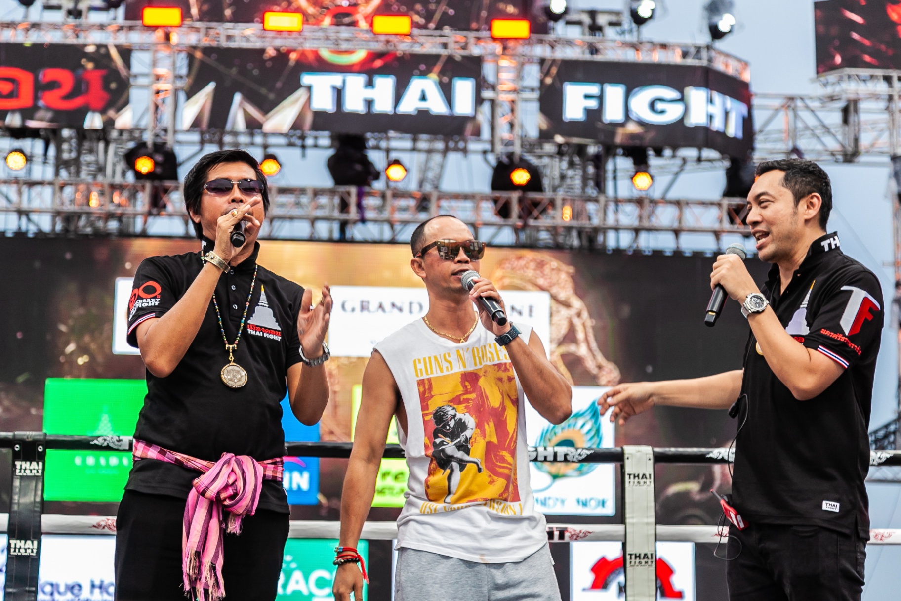 พิธีกรบนเวทีกับศิลปินรับเชิญ