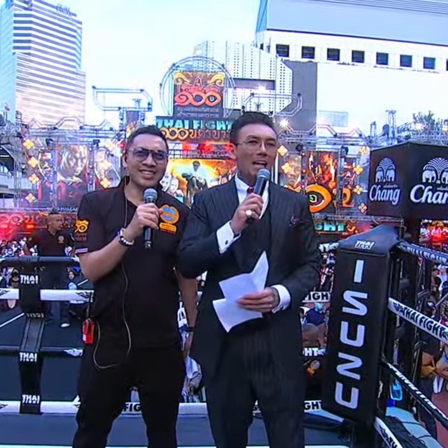 พิธีกรคู่ THAI FIGHT บนเวที