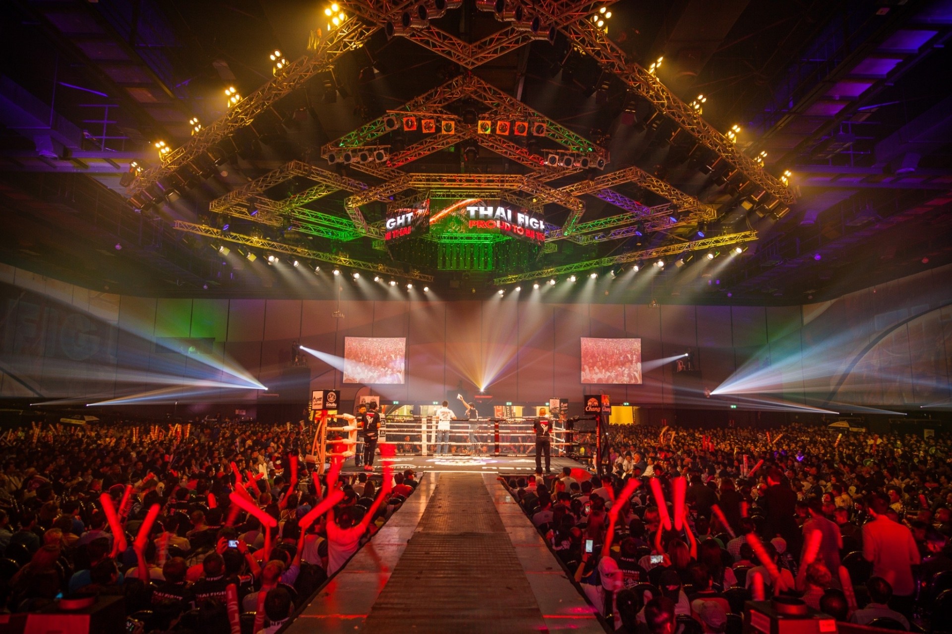 THAI FIGHT อารีนา · แสงไฟเต็มฮอลล์