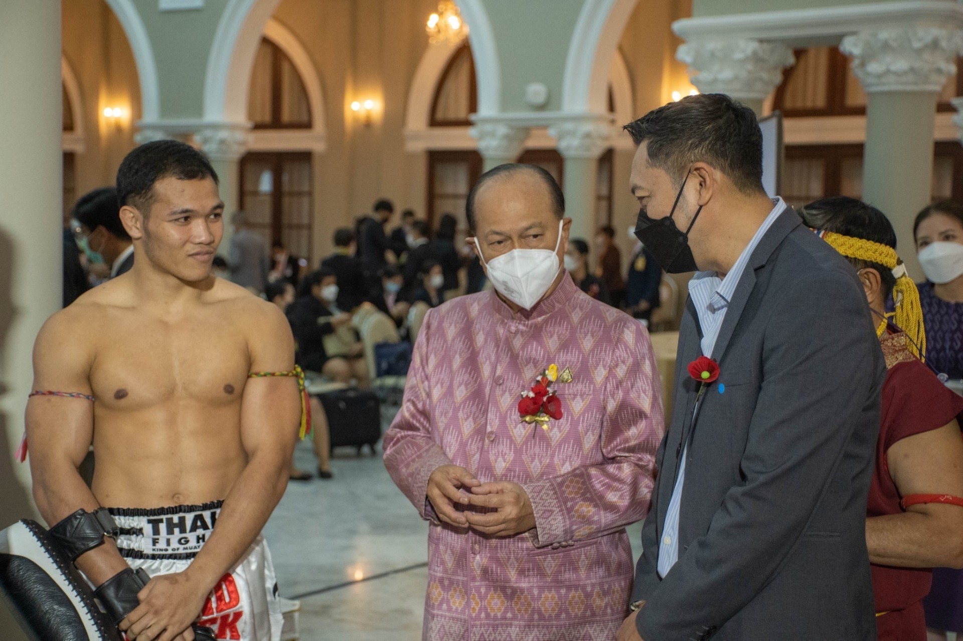 งานชั่งน้ำหนัก · นักมวยกับผู้ใหญ่
