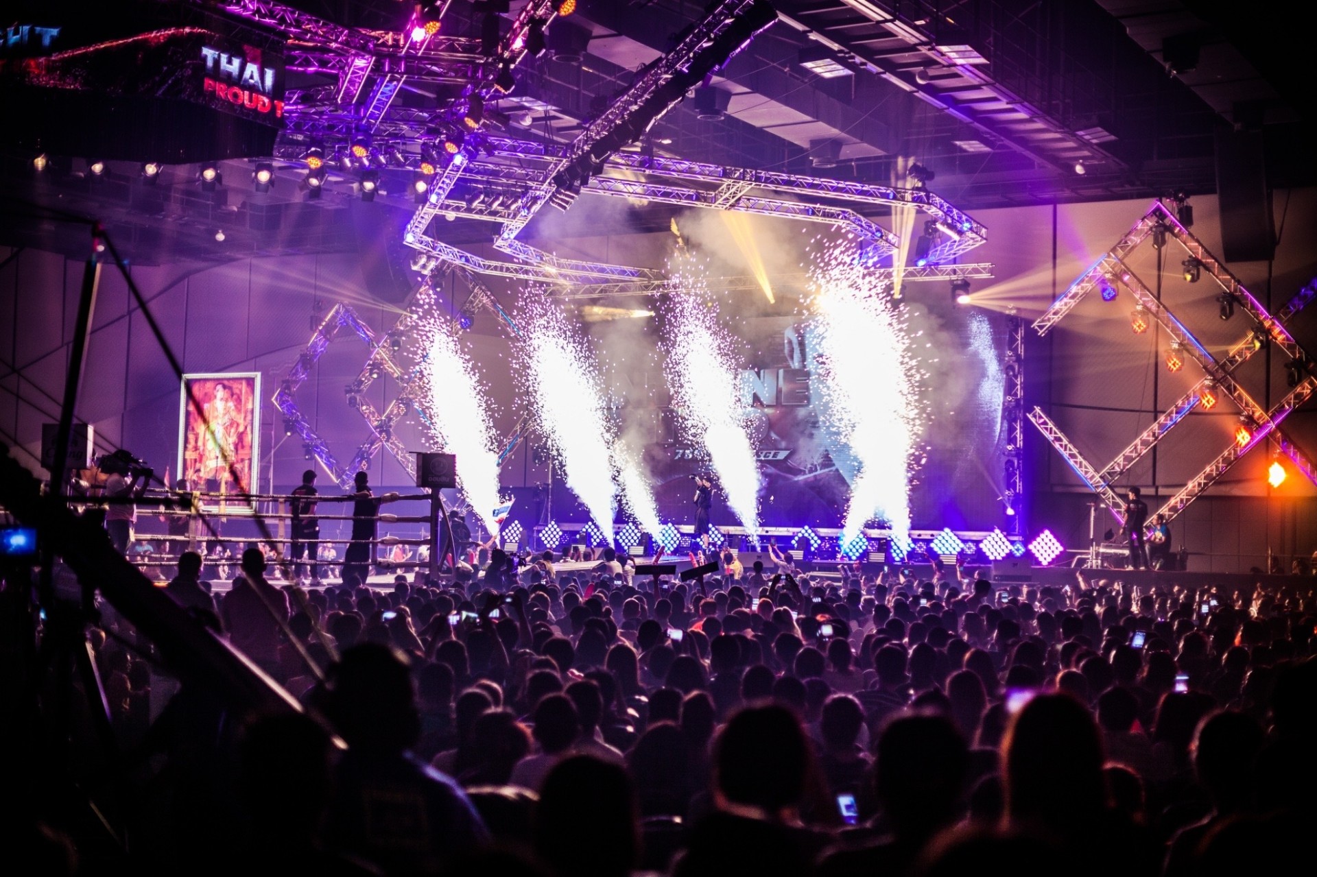 โชว์ pyro เปิดเวที THAI FIGHT