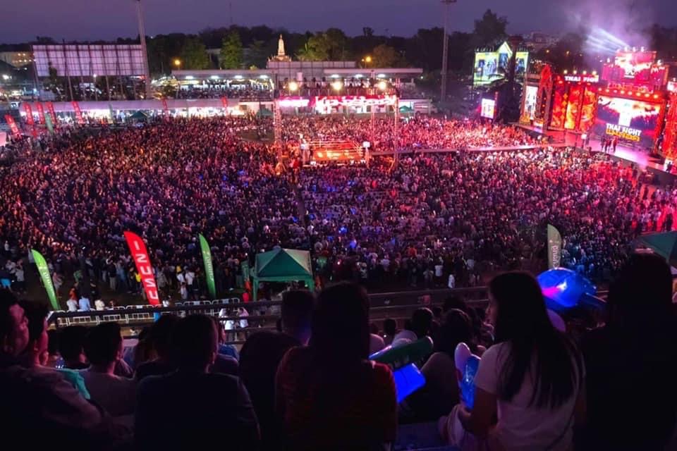 THAI FIGHT กลางคืน · ผู้ชมเต็มลาน