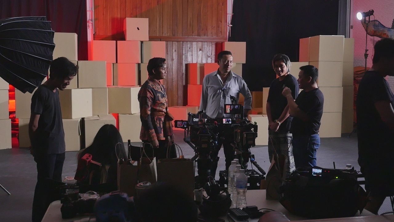 เบื้องหลังกองถ่าย เซ็ตกล่องกระดาษ